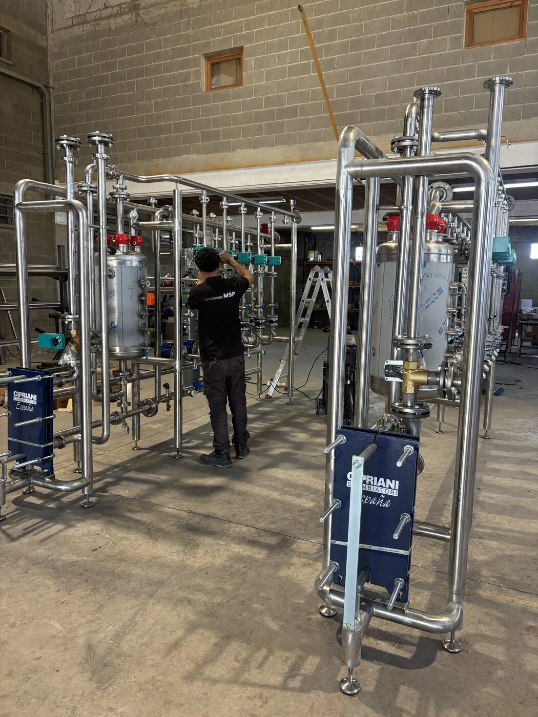 Técnico de MSP Soldaduras montando una instalación de skids de acero inoxidable con intercambiadores y tuberías