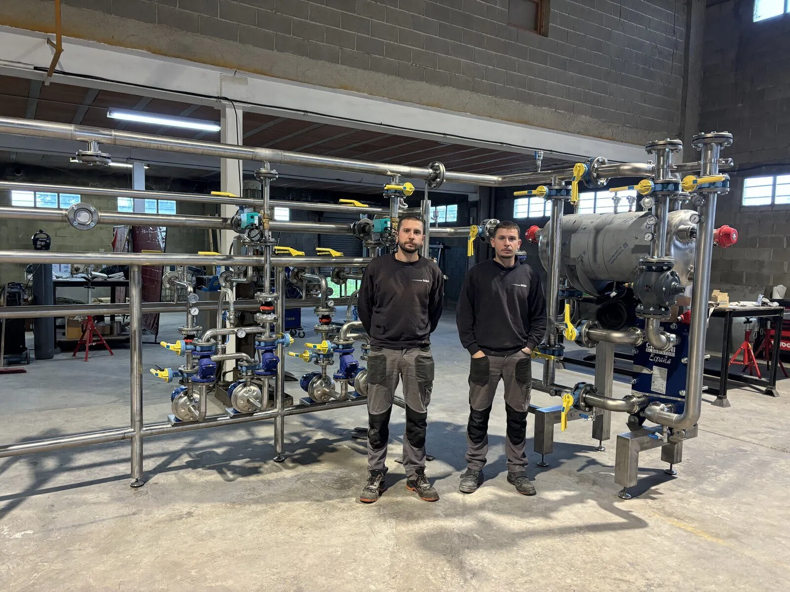 El equipo de MSP Soldaduras junto a un skid industrial de acero inoxidable fabricado a medida