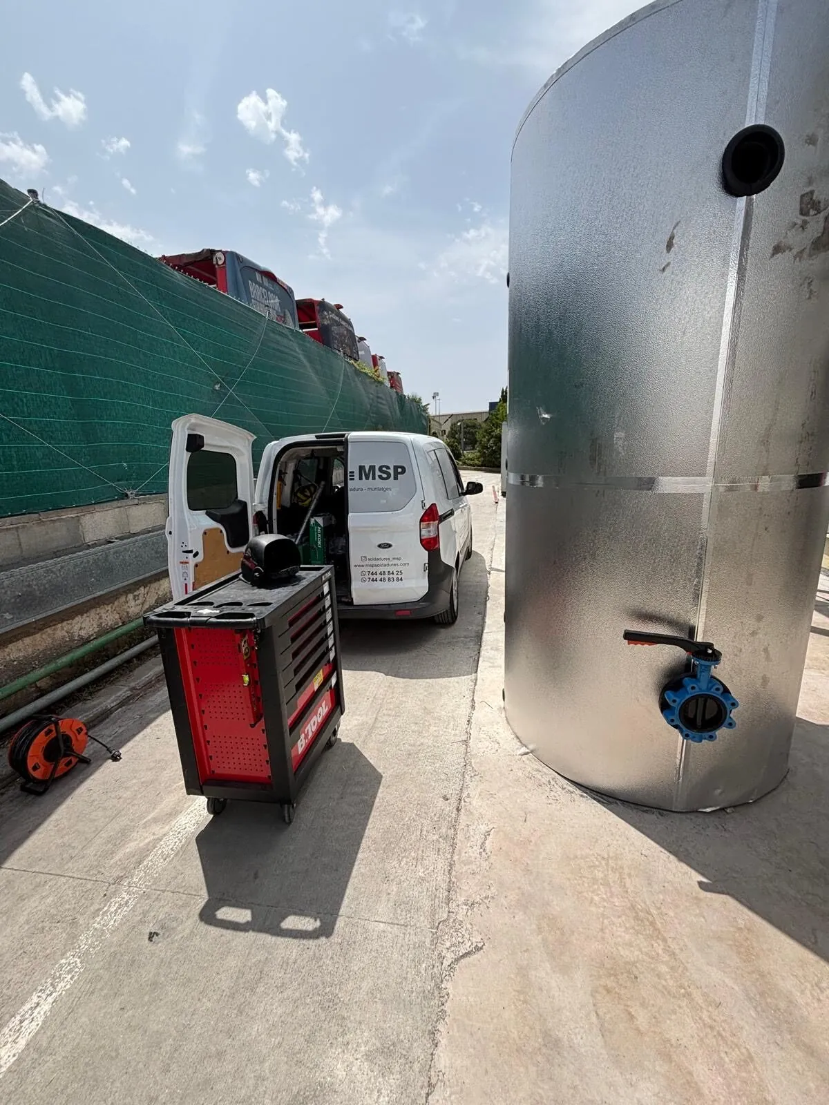 Furgoneta de MSP Soldaduras junto a un depósito de acero inoxidable fabricado a medida