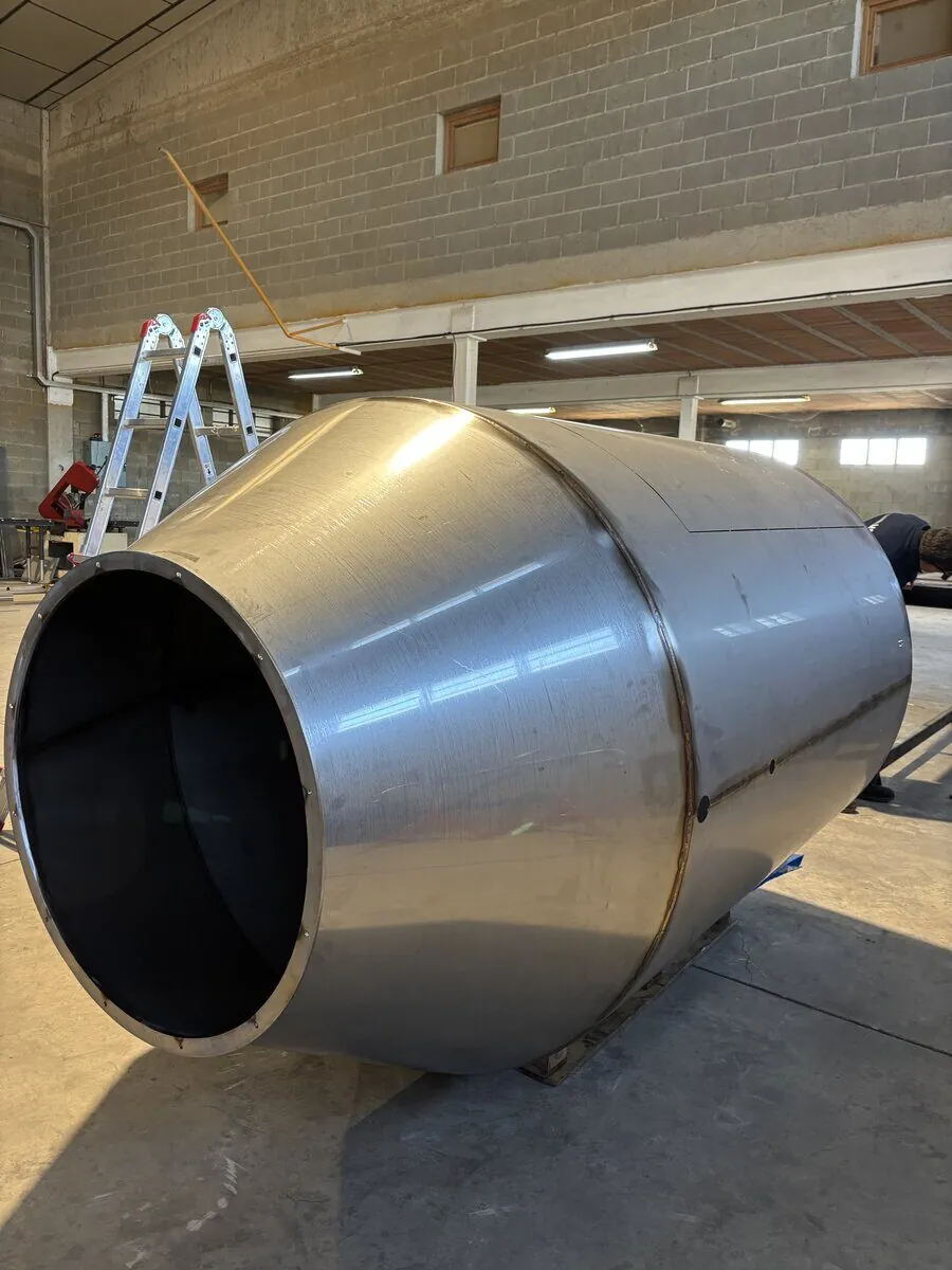 Calderería industrial: tolva cónica de acero inoxidable fabricada a medida por MSP Soldaduras